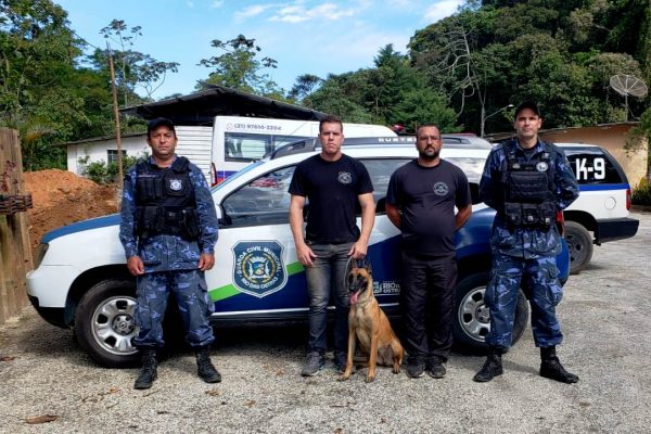 Read more about the article Secretaria de Segurança de Teresópolis doa cadela para Guarda Civil Municipal de Rio das Ostras