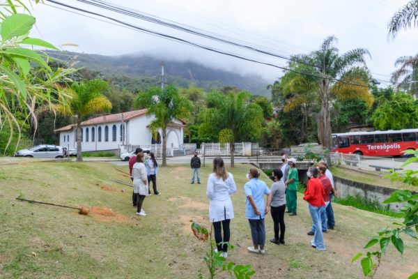 Read more about the article Caleme recebe 50 mudas de árvores pelo projeto ‘Florir Teresópolis’