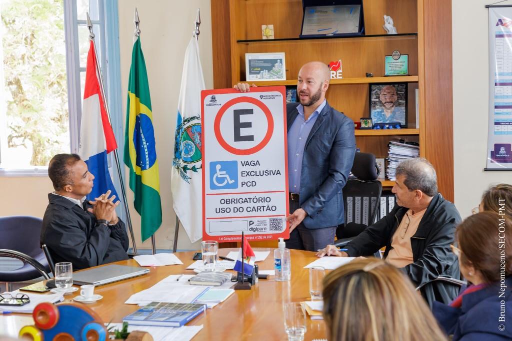 Read more about the article Novo Promaj Rotativo: Prefeitura apresenta Plano de Sinalização de Vagas para Idosos e Pessoas com Deficiência