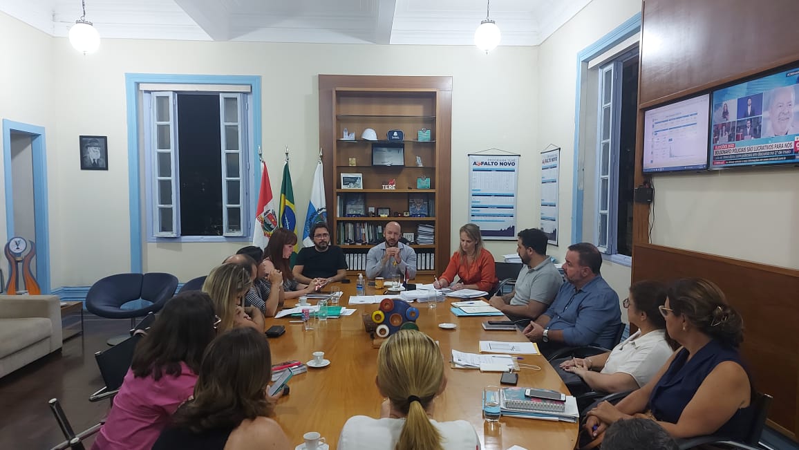 Read more about the article Prefeito Vinicius Claussen reúne nova equipe da Secretaria de Saúde para planejamento