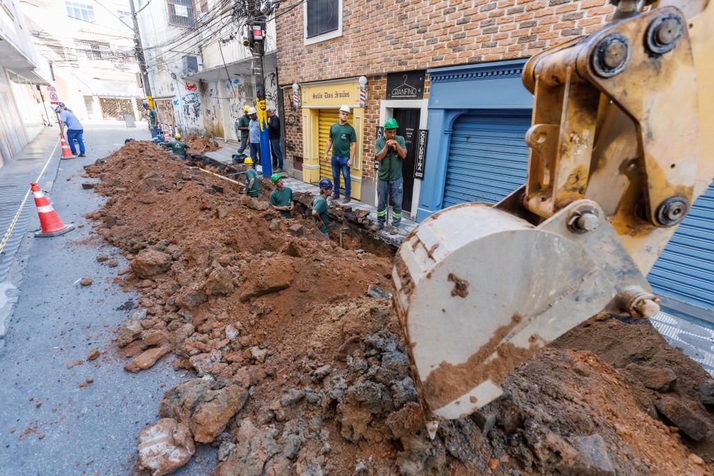 Leia mais sobre o artigo Saneamento para todos: Rua Monte Líbano, no Centro, recebe serviços de substituição da rede de água