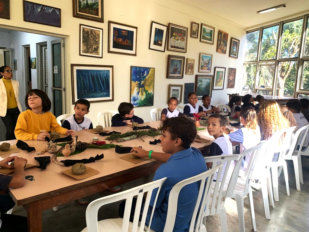 Leia mais sobre o artigo Lei Paulo Gustavo: Alunos de escola municipal participam de oficina de artesanato em argila na Casa de Cultura de Teresópolis