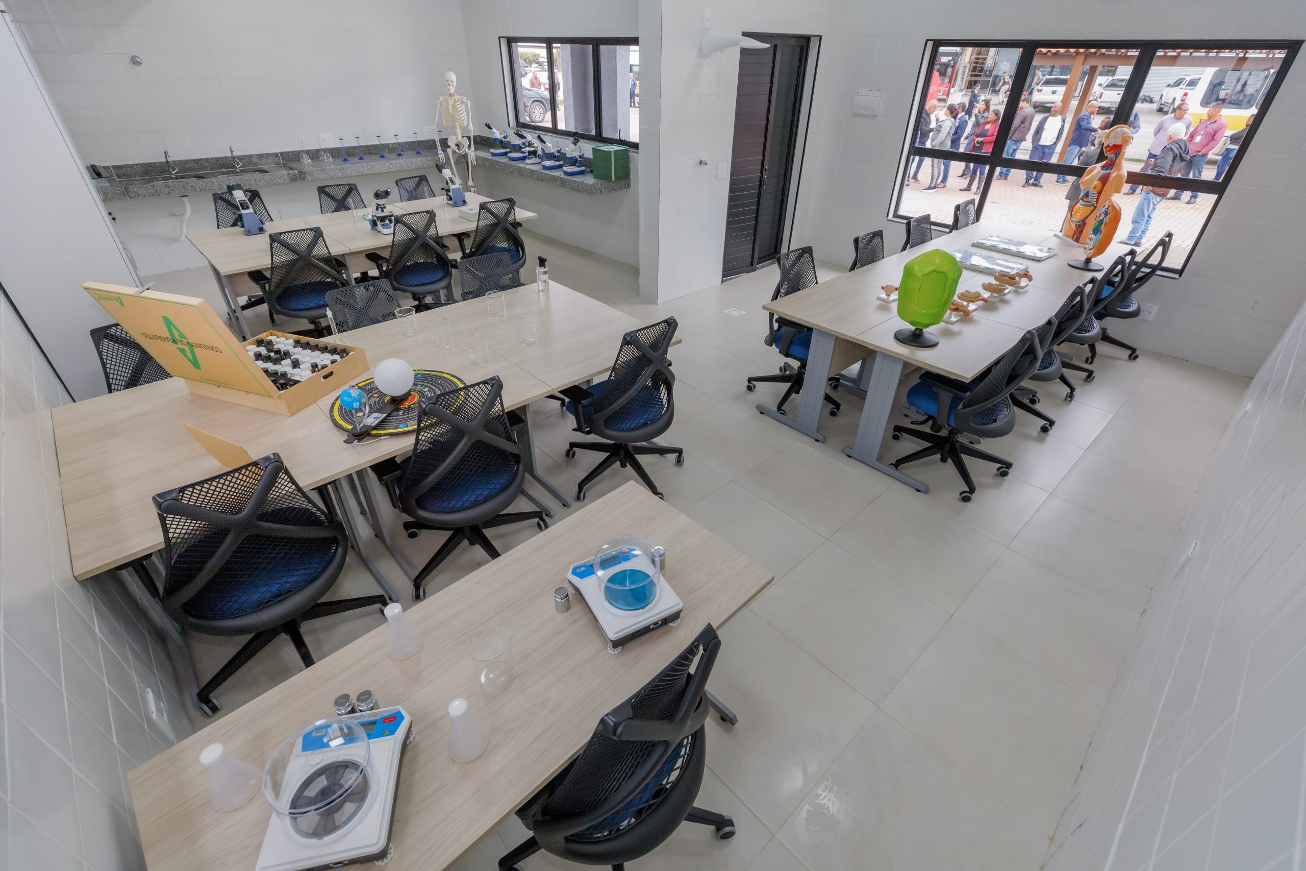 Leia mais sobre o artigo Prefeitura de Teresópolis e Governo do Estado inauguram Laboratório de Iniciação Científica Intramuros em escola no interior