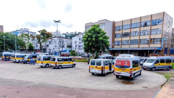 Leia mais sobre o artigo Motoristas de transporte escolar de Teresópolis têm até o dia 31 para a renovação obrigatória do alvará