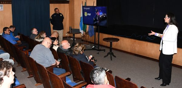 Leia mais sobre o artigo PRF realiza encontro sobre a importância da fiscalização em veículos de transporte escolar em Teresópolis