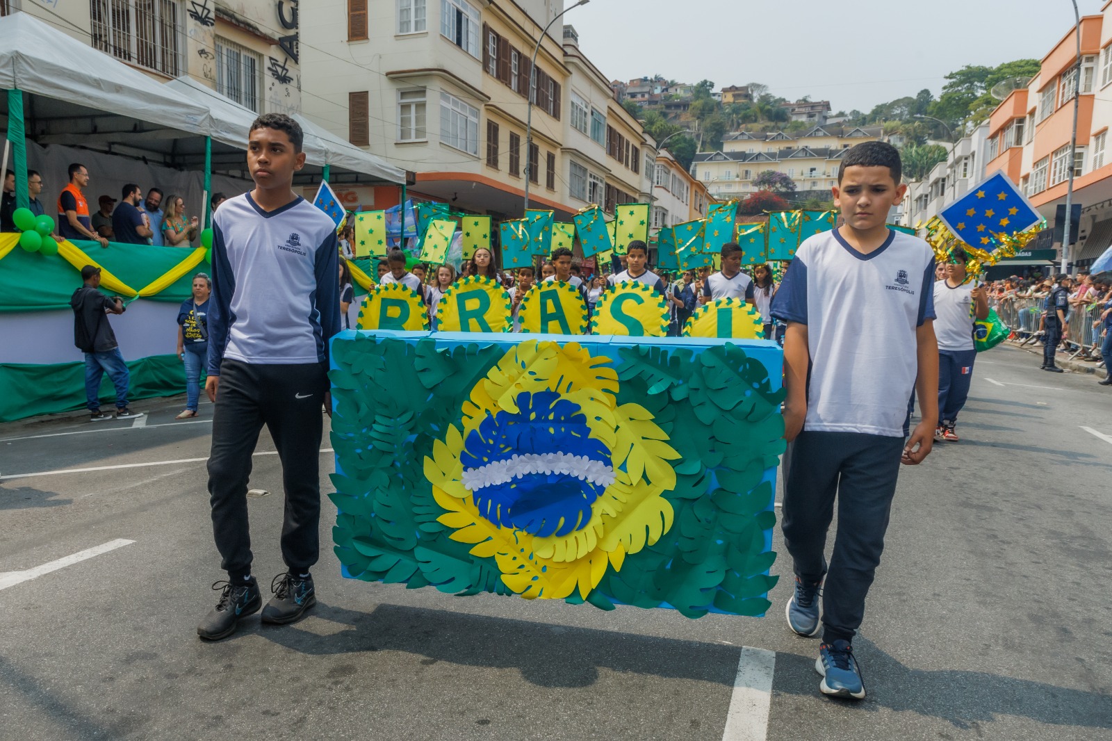 Leia mais sobre o artigo Desfile cívico em comemoração a independência do Brasil levou mais de 2.200 estudantes para a avenida J. J. de Araújo Regadas