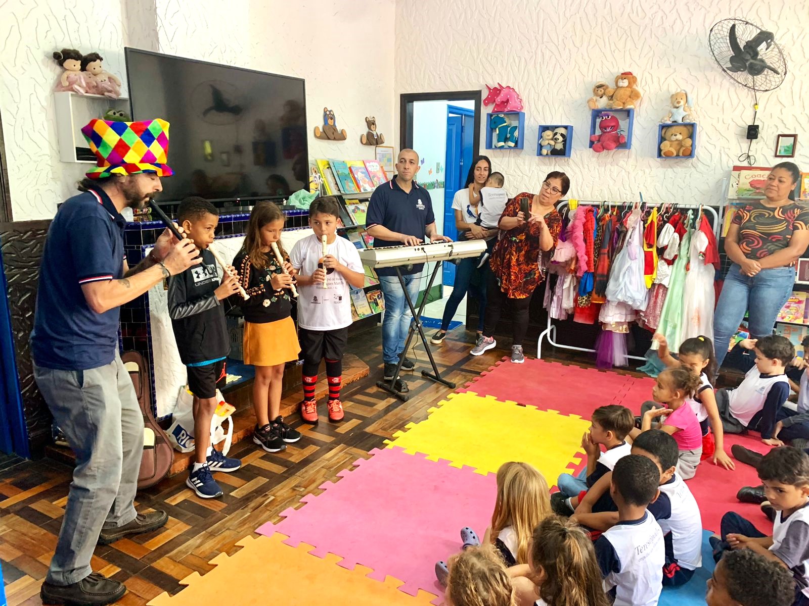 Você está visualizando atualmente Alunos da Escola Municipal de Música se apresentam no CMEI Marilia Morgado Carneiro