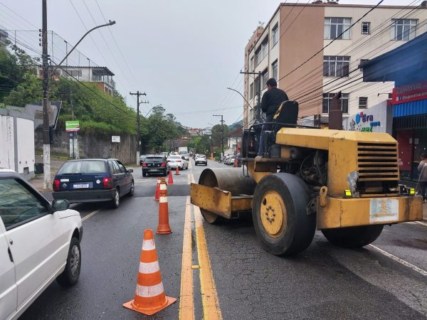 Leia mais sobre o artigo Prefeitura de Teresópolis implanta faixa elevada na Avenida Alberto Torres, no Alto, para garantir a travessia segura de pedestres