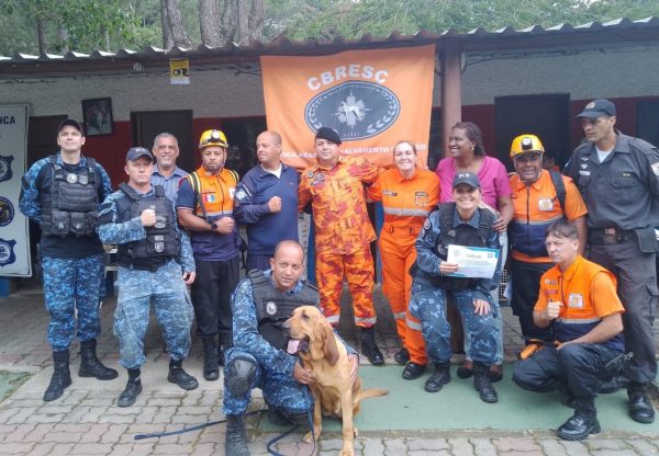 Leia mais sobre o artigo Curso de Busca, Resgate e Salvamento com Cães de Teresópolis forma 25 agentes