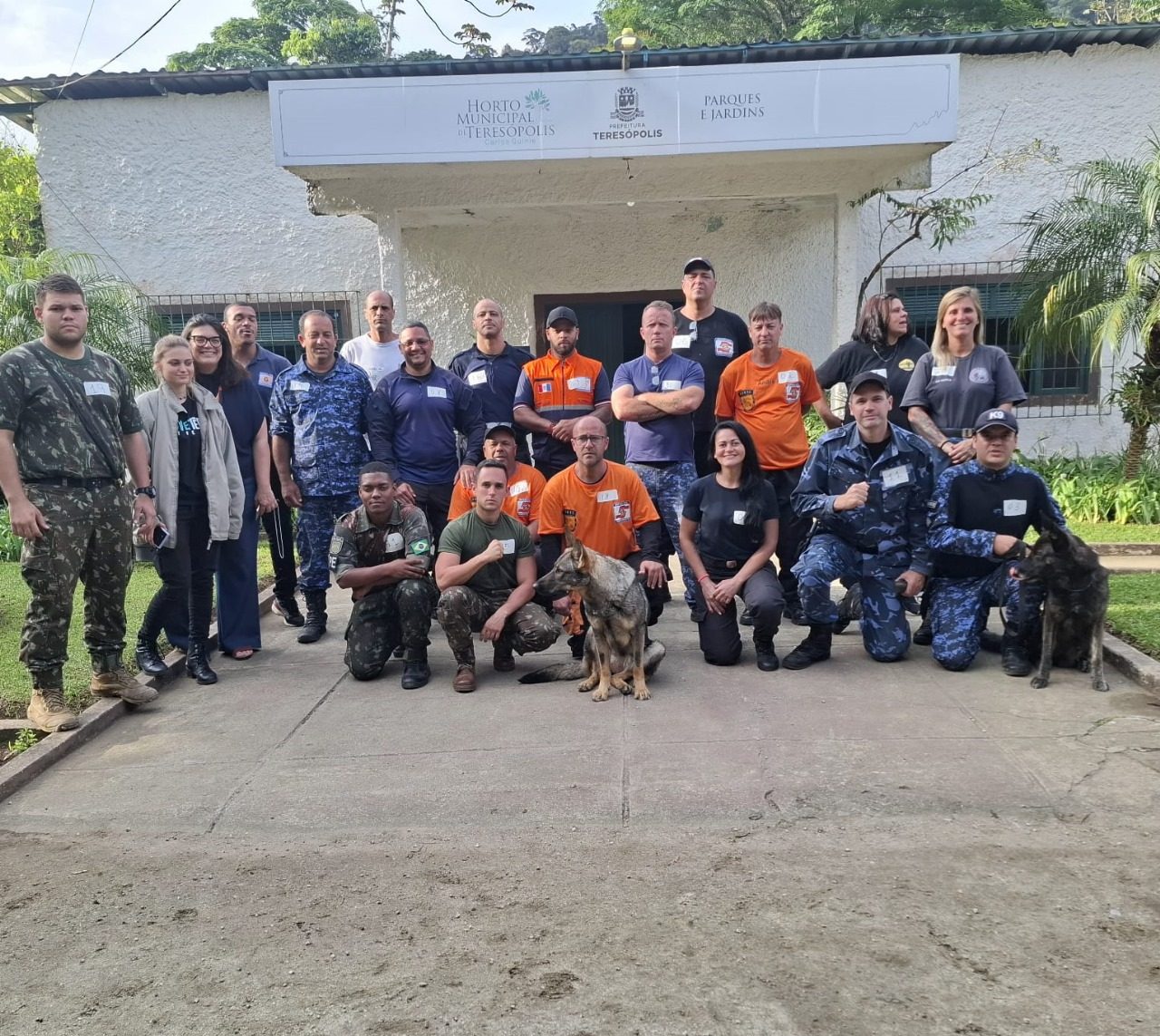 Leia mais sobre o artigo Prefeitura de Teresópolis treina Defesa Civil e Guarda Civil Municipal para operações com cães de busca e resgate