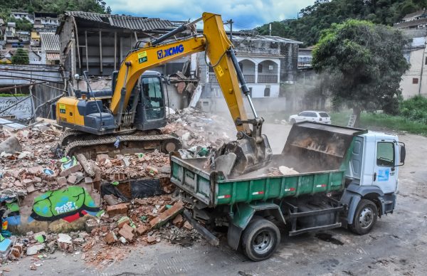 Leia mais sobre o artigo Prefeitura de Teresópolis demole prédio incendiado do antigo Abrigo Sopão para construção da Arena Cultural CEU