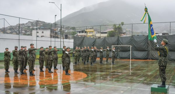 Leia mais sobre o artigo Tiro de Guerra forma 40 atiradores em solenidade com a presença de autoridades civis e militares e familiares dos formandos