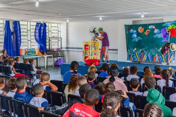 Leia mais sobre o artigo ‘Estante de Contos’: Escolas municipais de Teresópolis recebem projeto de incentivo à leitura e contação de histórias