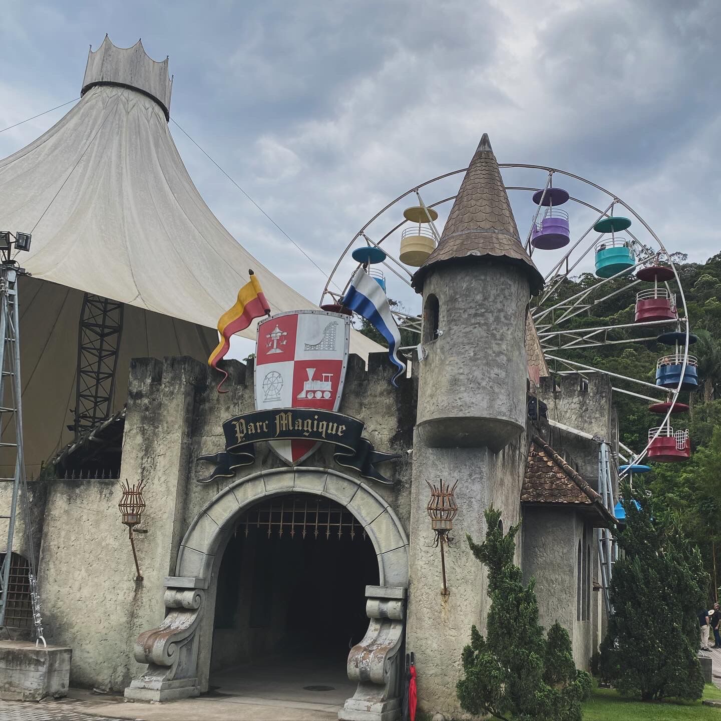 No momento, você está visualizando Bem Me quer Terê promove passeio com pacientes em tratamento terapêutico Adolescentes aproveitaram a tarde no Parque Magique Le Canton