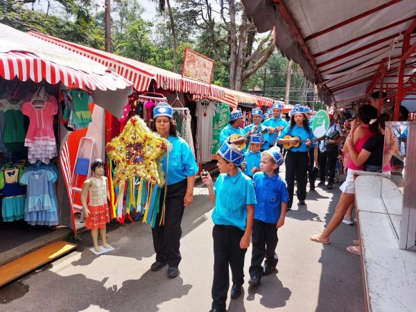 Leia mais sobre o artigo Folia de Reis Estrela Guia leva a tradição da manifestação cultural aos visitantes da Feirarte