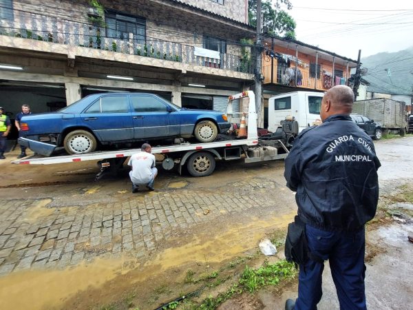 Leia mais sobre o artigo Calçada livre: Prefeitura de Teresópolis reboca 15 veículos abandonados em vias públicas