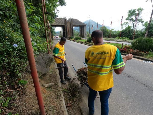 Leia mais sobre o artigo Bairros de Teresópolis recebem manutenção diária da Prefeitura