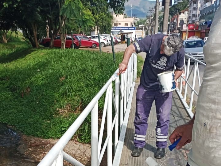 No momento, você está visualizando Prefeitura faz manutenção de praças e pinta passarela de acesso à UPA Teresópolis