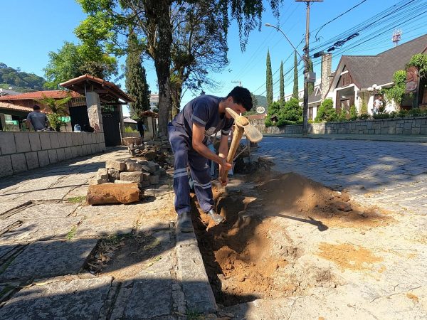 Leia mais sobre o artigo Prefeitura de Teresópolis reconstrói galeria pluvial e bueiro em rua no Alto