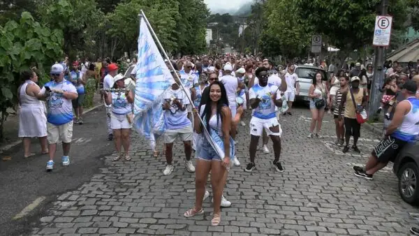 Leia mais sobre o artigo ‘Teresópolis, o Carnaval da Gente’: Bloco Deu Branco abre as comemorações da folia