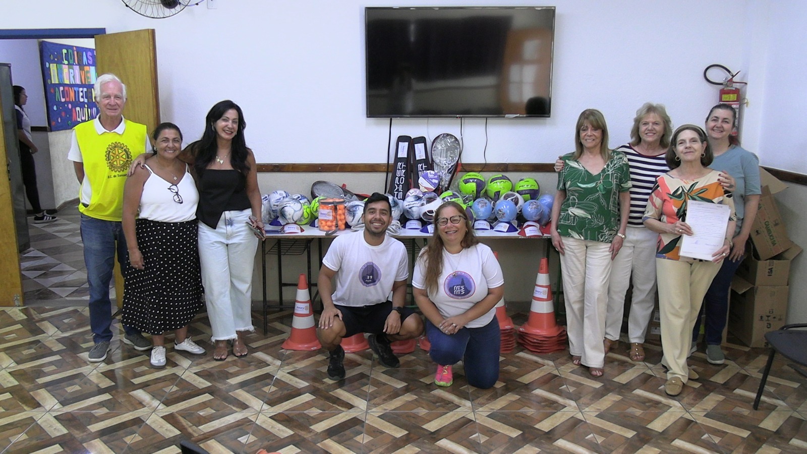 No momento, você está visualizando Apoiando o esporte e a escola: Escola Municipal Manoel Medeiros Sobrinho recebe materiais esportivos