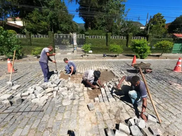 Leia mais sobre o artigo Bairros de Teresópolis recebem operação tapa-buracos e reparos de galerias pluviais