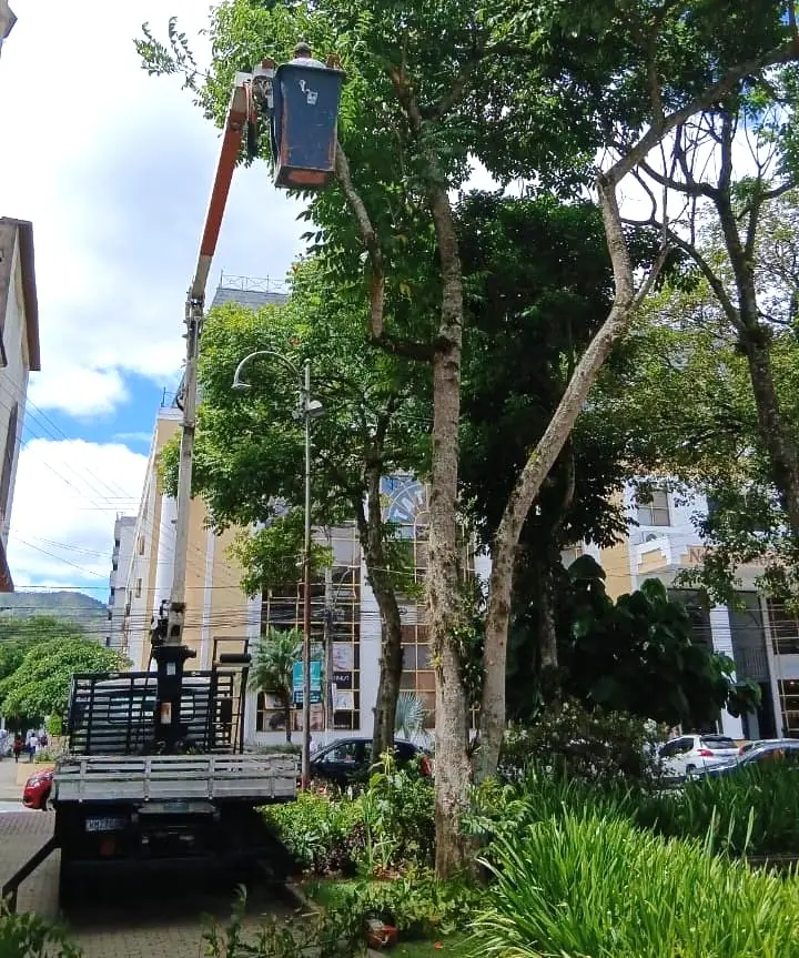 No momento, você está visualizando Prefeitura segue com manutenção de vias e praças em Teresópolis