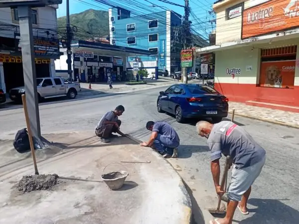 Leia mais sobre o artigo Prefeitura de Teresópolis revitaliza rotatórias e faz operação tapa-buracos no São Pedro