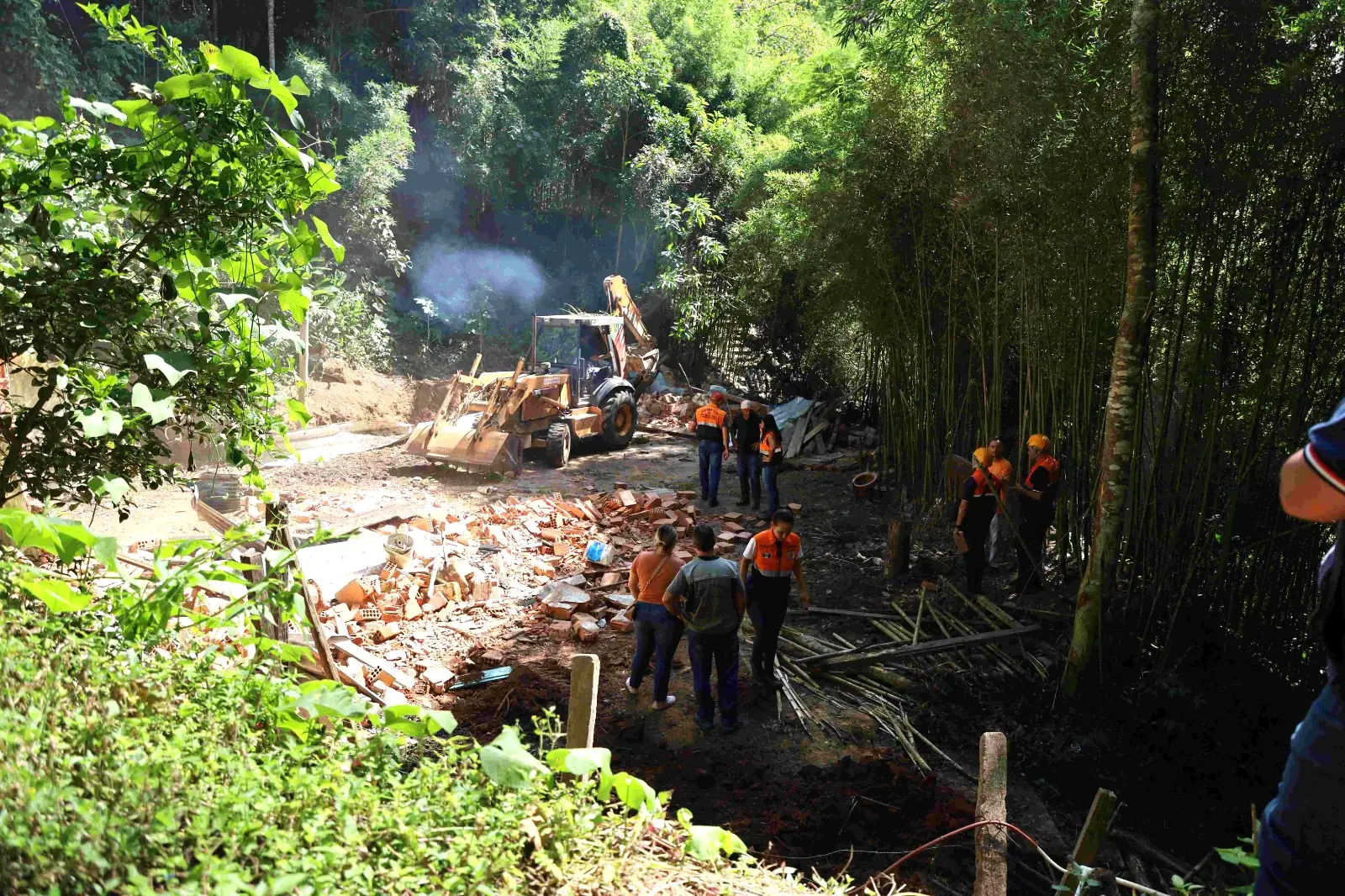 No momento, você está visualizando Prefeitura de Teresópolis faz a demolição de imóveis desocupados na Cascata do Imbuí