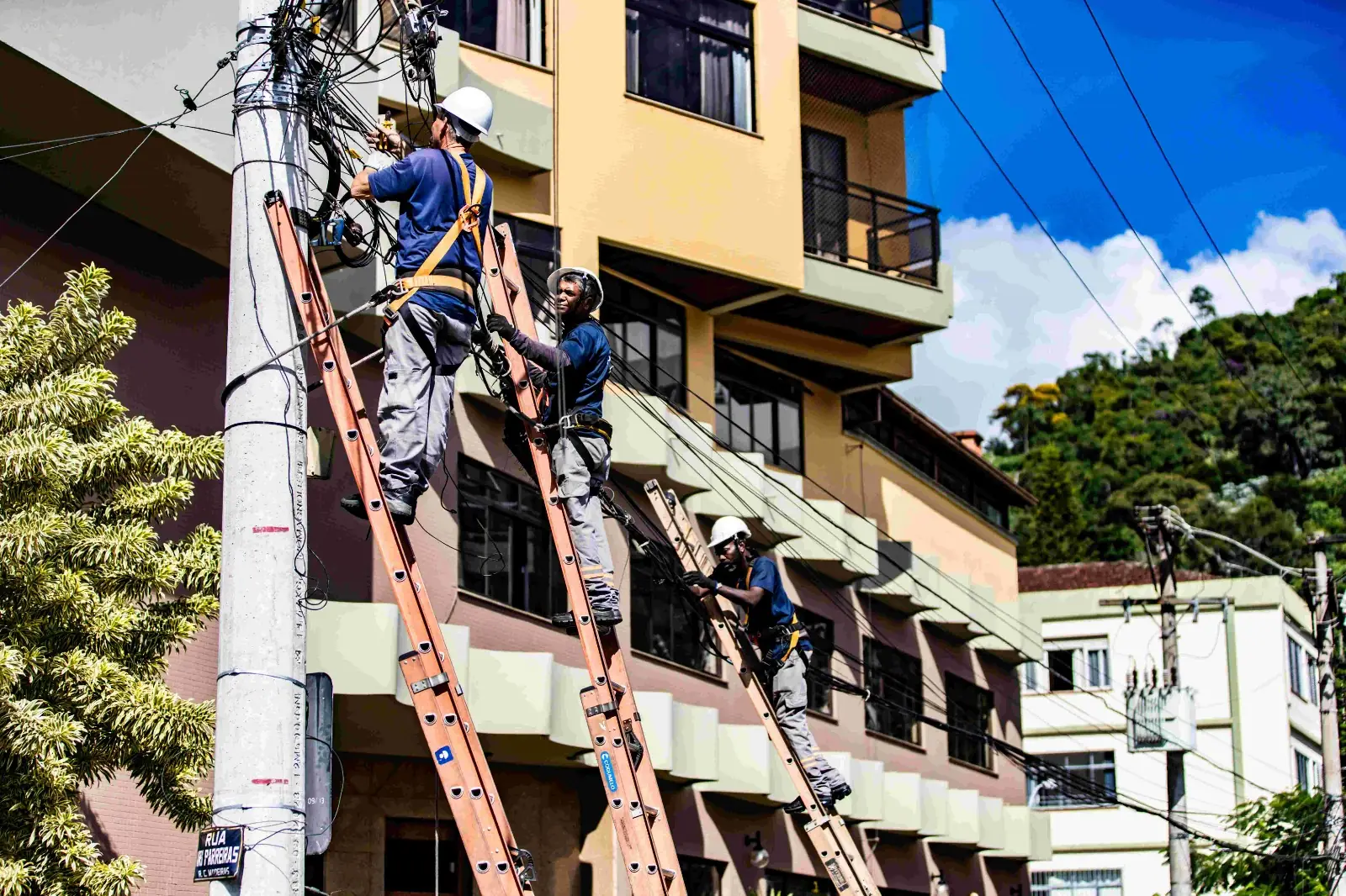 No momento, você está visualizando ‘Operação Caça Fio’: Prefeitura segue com trabalho de limpeza nos postes