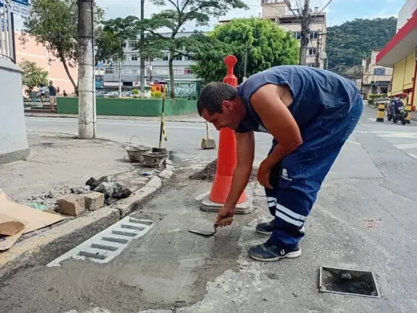 Leia mais sobre o artigo Prefeitura de Teresópolis limpa ralos e bueiros e troca tampões danificados