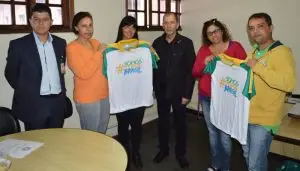 Na entrega dos uniformes: Charlles Bueno, do Ministério do Esporte, educadoras Edina Bussinger e Cristiane Nicolay, secretário de Turismo Elias Martins, professora Daniela Duarte e secretário de Esportes, Luiz Otávio Oliveira