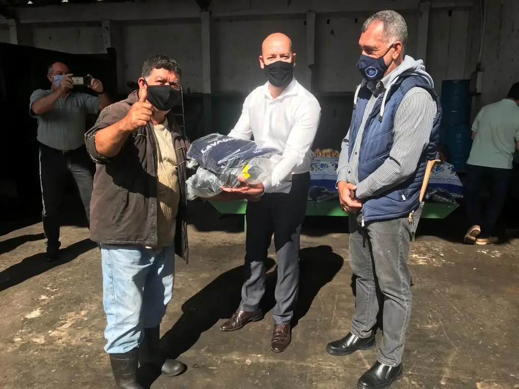 No momento, você está visualizando Equipe do setor de transportes da Prefeitura recebe novo uniforme