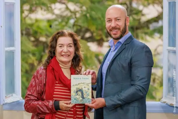 Leia mais sobre o artigo Prefeito Vinicius Claussen recebe escritora e é presenteado com o livro ‘Nayá e Tayãn’