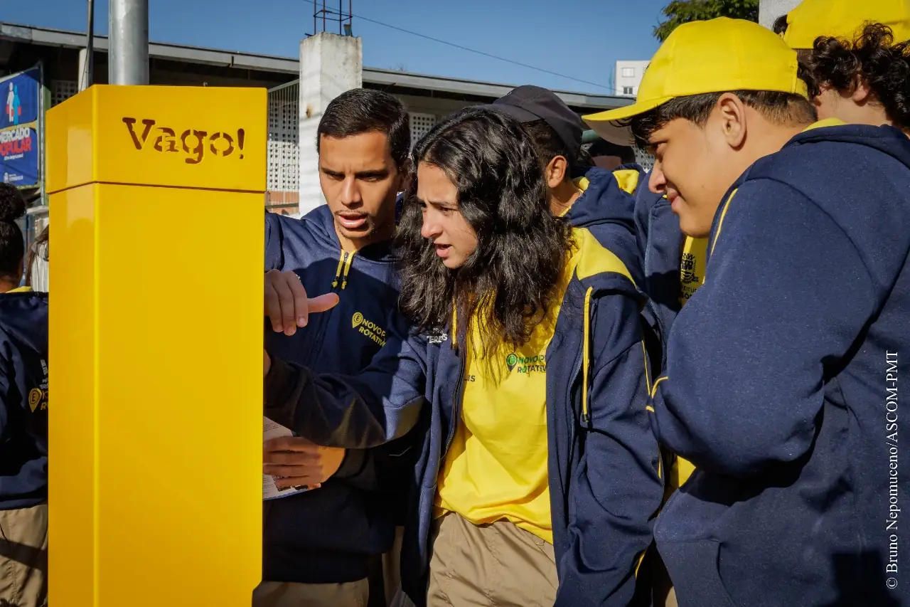 No momento, você está visualizando Jovens começam a orientar motoristas sobre o Novo Promaj Rotativo Comercial