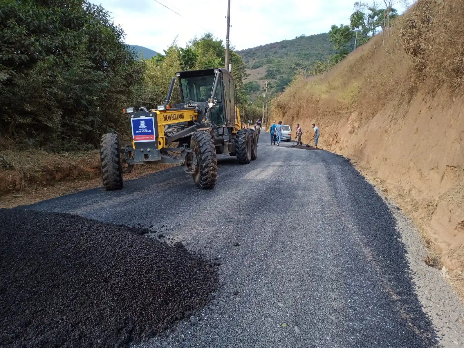 Leia mais sobre o artigo ‘Asfalto Novo’ chega ao interior de Teresópolis: Prefeitura inicia recapeamento da Estrada que liga Holliday a Santa Rita, no 2º Distrito