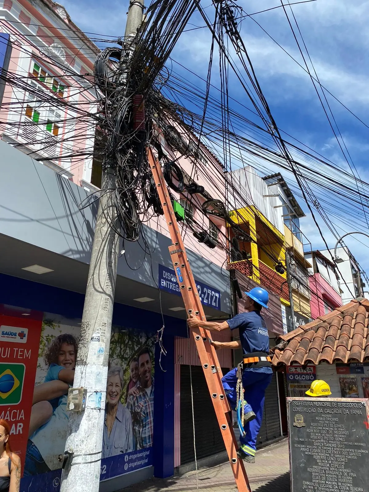 Leia mais sobre o artigo Operação Caça Fio: Prefeitura de Teresópolis remove excesso de cabos nos postes para combater a poluição visual