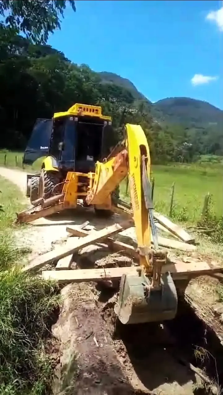 Leia mais sobre o artigo Prefeitura de Teresópolis faz manutenção noturna na área urbana e recupera ponte na zona rural